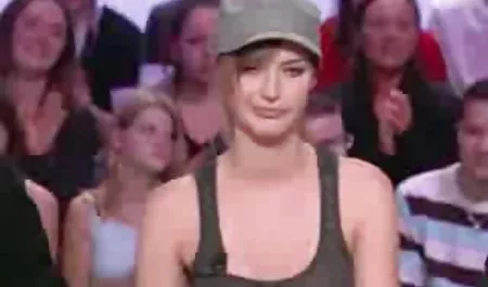 - جنس عربي فيلم الزنجبيل في أحذية رعاة البقر يقف على فصيلة قتالية